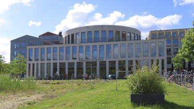 902356 Gezicht op de zijgevel van het gebouw met Bibliotheek Leidsche Rijn Centrum en restaurant Buurten in de Bieb ...